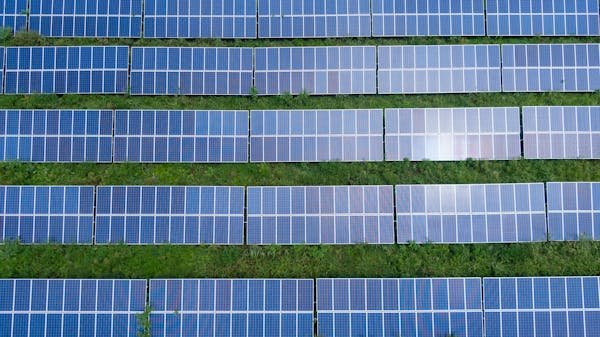 Panneau solaire photovoltaïque : rénovez votre habitat efficacement